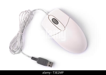Souris d'ordinateur avec un câble USB sur fond blanc. Photo haute résolution. Banque D'Images