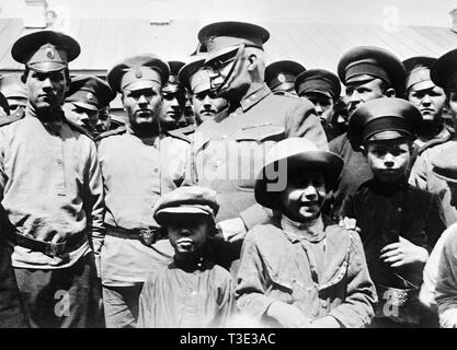 Guerre en Russie - Général Hugh Scott, membre de la Commission, rendre visite à des enfants en Russie ca. 1917 Banque D'Images