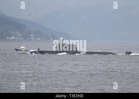 La Royal Navy attaque du sous-marin HMS Ambush (S120), qui sont accompagnés de la Clyde par MDP Harris, durant l'exercice Joint Warrior 19-1. Banque D'Images