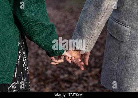 Outdoor portrait of a couple holding hands Banque D'Images