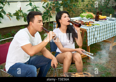 Couple drinking beer Banque D'Images