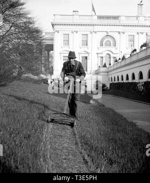 Jardinier de la Maison blanche à la Executive Mansion, est de tondre la pelouse aujourd'hui ca. 1937 Banque D'Images