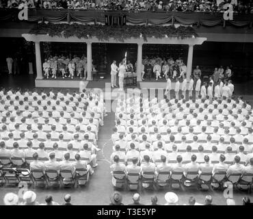 Le jour de la remise des diplômes à Annapolis. Annapolis, MD, 3 juin. 319 aspirants ont reçu leurs diplômes et le Baccalauréat en sciences aujourd'hui devant une foule d'étudiants, parents, amis et amoureux assemblés dans l'immense arsenal Naval Academy, Chef du Bureau de la navigation Adolphus Andrews est illustré présentant les diplômes, 6/3/37 Banque D'Images