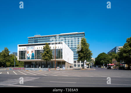 Le Cinema International dans la Karl-Marx-Allee à Berlin Mitte. Le cinéma, qui a ouvert ses portes en 1963, a été l'hôte de la Berlinale annuel depuis 1990. Banque D'Images