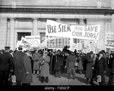 28 janvier 1938 - Les membres de la Fédération américaine des travailleurs de la bonneterie qui arrivent aujourd'hui à la gare Union à partir de la ils ont organisé un défilé à la Maison Blanche comme une protestation contre le boycottage de soie japonais Banque D'Images