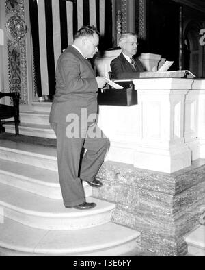 Comment un projet de loi devient loi. Ayant terminé son projet de loi-à-être, Représentant Maverick présente son projet de loi en le déposant dans la trémie est révélé à cette fin ca. 1937 ou 1938 Banque D'Images