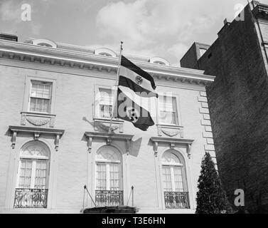 Drapeau Nazi vole de Légation autrichienne. Washington, D.C., le 12 mars, 1938 Banque D'Images