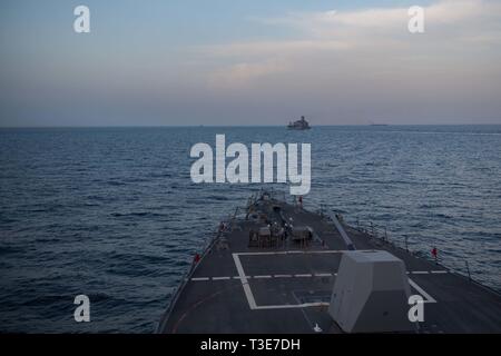 Lance-missiles le destroyer USS Stockdale (DDG 106), premier plan, la reconstitution de la flotte d'escorte oiler USNS Kanawha (T-AO 196), l'arrière-plan, à travers le détroit d'Ormuz, le 3 avril 2019. L'Stockdale est déployé sur le 5e flotte américaine zone d'opérations à l'appui des opérations navales pour assurer la stabilité et la sécurité maritime dans la région Centrale, reliant la Méditerranée et le Pacifique à travers l'ouest de l'Océan indien et trois points d'étranglement stratégiques. (U.S. Photo par marine Spécialiste de la communication de masse 2e classe Abigayle Lutz) Banque D'Images