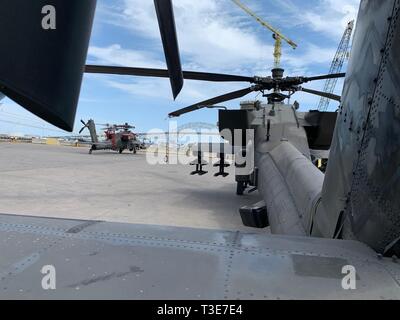 CORPUS CHRISTI, Texas - hélicoptères AH-64 Apache à partir de la 4e Brigade d'aviation de combat, 4e Division d'infanterie, stationné dans le Port de Corpus Christi, le 28 mars 2019. La 4e CAB revient d'Europe où ils se sont déployés à l'appui de la résolution de l'Atlantique, une mission qui s'appuie l'état de préparation, augmente l'interopérabilité, et renforce les liens entre allié et partenaire avec les militaires multinationaux de formation en Bulgarie, Estonie, Hongrie, Lettonie, Lituanie, Pologne et Roumanie. Environ 1 500 pièces d'équipement de la brigade, y compris les hélicoptères, des conteneurs et véhicules tactiques, ont été débarquées à partir de deux ve Banque D'Images