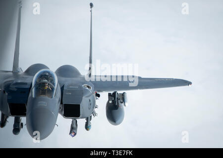 Un U.S. Air Force F-15E Strike Eagle affecté à la 492e Escadron de chasse à RAF Lakenheath, l'Angleterre, l'approche d'un KC-135 Stratotanker à partir de la 100e Escadre de ravitaillement en vol, RAF Mildenhall, Angleterre, à recevoir plus de carburant au cours de l'exercice Joint Warrior l'Ecosse 19-1, avril 4, 2019. L'exercice Joint Warrior est une publication semestrielle, R.-U. et de l'exercice multinational de l'un des plus grands exercices de l'OTAN en Europe, concernant 13 pays. (U.S. Air Force photo de Tech. Le Sgt. Emerson Nuñez) Banque D'Images