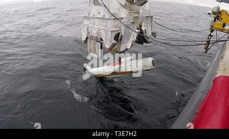 PANAMA CITY, Floride -Le AN/AQS-20C-Mine sonar remorqué de chasse est diffusée dans les eaux du golfe du Mexique de la Naval Surface Warfare Center Panama City (CDSN PCD) plage d'essai du Golfe. Affectation de l'essai a pris fin le 12 février 2019. L'achèvement de l'intégration de marques d'essai la 'Charlie' variante capteur sonar de la modernisation. U.S. Navy photo by Eddie Green. Banque D'Images