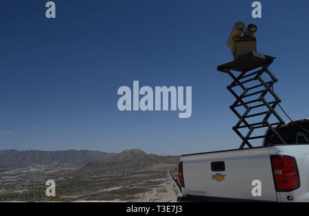 Une caméra de surveillance mobile garée à un 'Monument' près de l'entrée du Port de Santa Teresa à Sunland Park, N.M., 3 avril 2019. Le Monument un SMC est l'un des 22 le long du Nouveau Mexique/Mexico border exploités par des soldats affectés à 1-37 Bataillon d'artillerie. Le ministère de la défense a déployé des unités de l'autre côté de la frontière sud-ouest à la demande de la U.S. Customs and Border Protection et est de fournir du soutien logistique, l'ingénierie, et de la protection de la force. (Photo par le Sgt. 1re classe TaWanna Starks) Banque D'Images