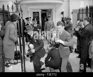 Appareil photo-timide Le colonel Charles A. Lindbergh de quitter la Maison Blanche marche à travers Photographer's gauntlet ca. 20 avril 1939 Banque D'Images