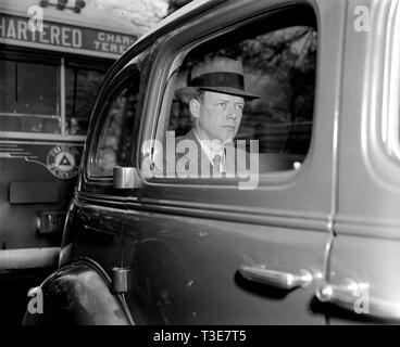 20 avril 1939 - Le Colonel Charles A. Lindbergh, qui a été appelé au service actif au Ministère de la guerre hier est représenté comme il est arrivé à la Maison Blanche aujourd'hui Banque D'Images