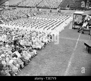 1 juin 1939 - jour de la remise des diplômes à l'académie navale des États-Unis. Annapolis, Md, 1 juin. L'amiral William D. Leahy, chef des opérations navales, traitant les 578 diplômés de l'United States Naval Academy Banque D'Images