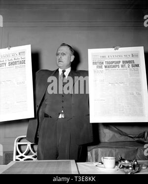 Man holding up le soleil du soir sur les titres des journaux allemands naufrage des navires britanniques ca. 1940 Banque D'Images