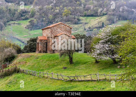 Vue extérieure de l'église St Christine de Lena au printemps. Santa Cristina de Lena est une église pré-romane catholique situé dans les Asturies, en Espagne. Banque D'Images