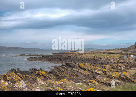 En regardant la Rocky Harbour à l'ancienne jetée à Portencross dans Seamill West Kilbride par une froide journée lumineuse en Ecosse. Banque D'Images