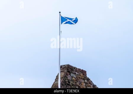 Seamill, Écosse, Royaume-Uni - 05 Avril 2019 : le pavillon d'Écosse connu sous le nom de St Andrew's Cross ou aussi le sautoir, est le drapeau national de l'Écosse et vu Banque D'Images