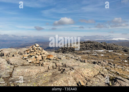 Le Sommet de Glaramara du cairn central avec une gamme Helvellyn enneigées au-delà, Lake District, Cumbria, Royaume-Uni Banque D'Images