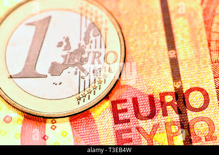 1 pièce en euros sur un 10 Euro note Banque D'Images