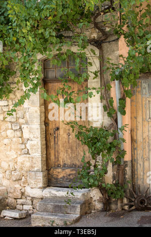 Immeuble ancien recouvert d'ivy à Sault, Vaucluse en Provence, région de France Banque D'Images