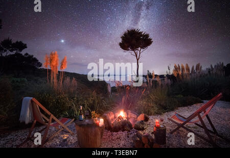 Belle vue de la voie lactée sur une baie de nuit avec une ambiance romantique, lieux d'un incendie extérieur Banque D'Images