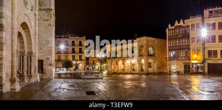 Plaza Mayor de Salamanca con la Iglesia de San Juan y el Ayuntamiento Viejo. Banque D'Images