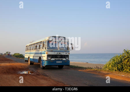 Un autobus traversant la route marine road à Chilaw dans Srilanka. Banque D'Images