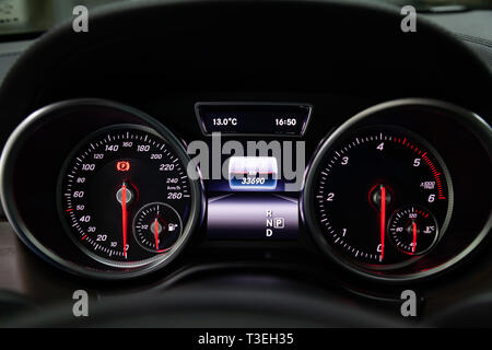 La planche de bord de la voiture est bleu avec des flèches rouges de nuit avec un compteur de vitesse, compte-tours et d'autres outils pour surveiller l'état de l'vehic Banque D'Images