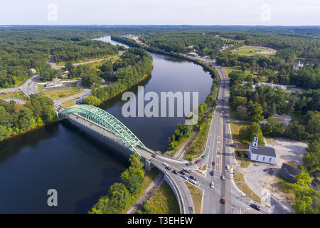 Vue aérienne de Merrimack River Bridge au centre-ville de Taunton et Tyngsborough, Massachusetts, Etats-Unis. Banque D'Images