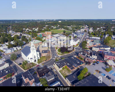 Le Woburn First Congregational Church vue aérienne du centre-ville de Woburn, Massachusetts, USA. Banque D'Images