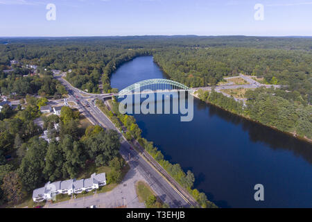 Vue aérienne de Merrimack River Bridge au centre-ville de Taunton et Tyngsborough, Massachusetts, Etats-Unis. Banque D'Images