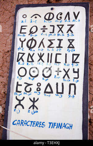 Les caractères tifinagh qui composent l'alphabet berbère et font partie de la langue berbère. Banque D'Images