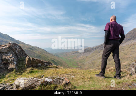 Une marchette à admirer la vue du MCG de Croesor Cnicht, Gwynedd, Pays de Galles Banque D'Images