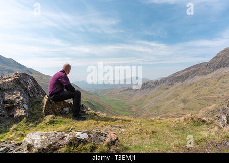 Une marchette à admirer la vue du MCG de Croesor Cnicht, Gwynedd, Pays de Galles Banque D'Images