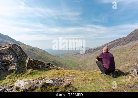 Une marchette à admirer la vue du MCG de Croesor Cnicht, Gwynedd, Pays de Galles Banque D'Images