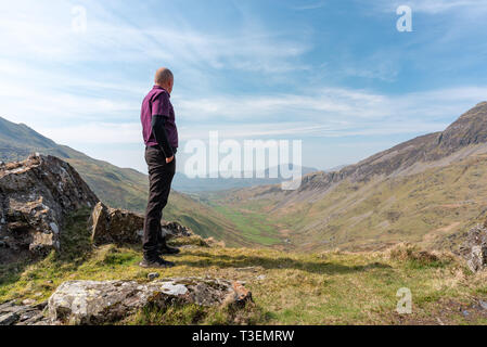 Une marchette à admirer la vue du MCG de Croesor Cnicht, Gwynedd, Pays de Galles Banque D'Images