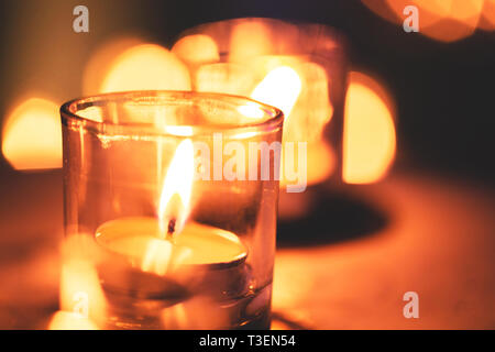 Quelques bougies consécutives à l'église avec flamme floue. Concept de fête. Banque D'Images