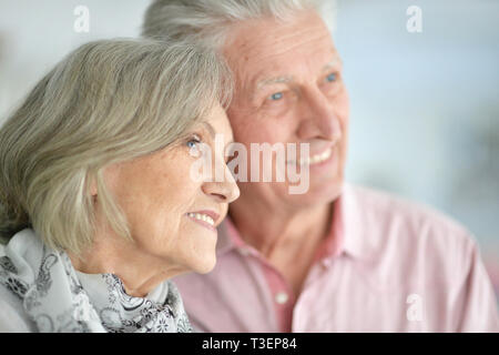 Close up portrait of happy senior couple posing at home Banque D'Images