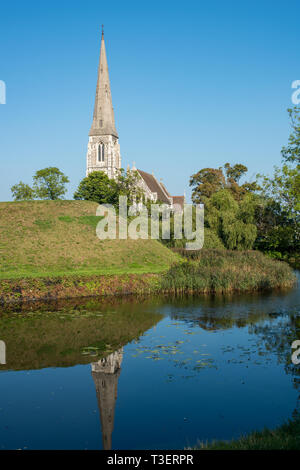 Une vue de l'église St Alban de Copenhague, souvent désigné comme l'église anglaise, de l'autre côté de la douve de la forteresse de Kastellet Banque D'Images