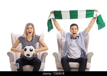 Des fans de football avec un ballon de football et un foulard assis dans des fauteuils et acclamer isolé sur fond blanc Banque D'Images