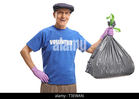 Bénévole masculin senior souriant et tenant un sac de déchets en plastique isolé sur fond blanc Banque D'Images