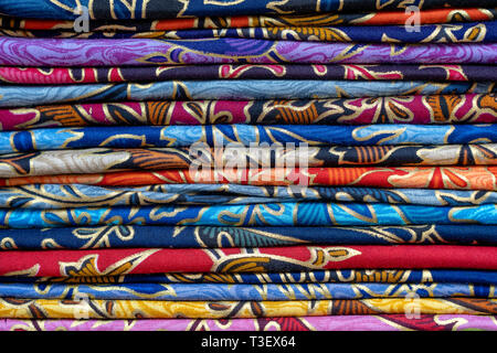 Assortiment de sarongs pour la vente au marché local, île de Bali, Ubud, Indonésie. Close up Banque D'Images