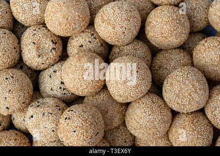 Boules de riz à la noix de coco et de graines de sésame dessert thaïlandais traditionnel est fabriqué à partir de farine de riz et le lait de coco au marché de l'alimentation de rue en Thaïlande, Close up Banque D'Images