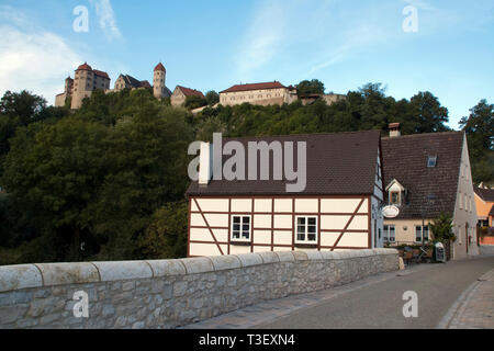 Harburg, Allemagne, vue sur rue du pont avec un château sur la colline Banque D'Images