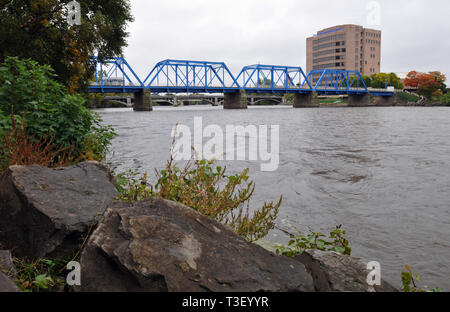 Enjambant la rivière Grand, le Blue Bridge est un monument à Grand Rapids, Michigan. Construit en 1892 comme un pont de chemin de fer, c'est maintenant un passage piétonnier. Banque D'Images