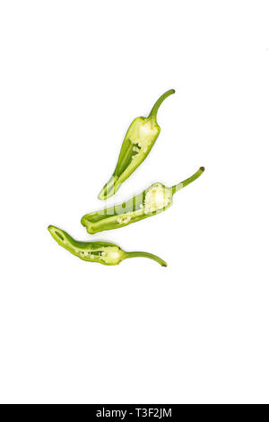 Pod - Chili piment vert frais - isolated on white Banque D'Images