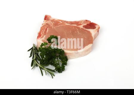 Matières premières fraîches - steak de porc côtelettes de longe de porc aux épices isolé sur fond blanc Banque D'Images