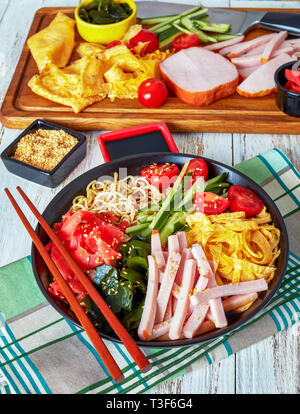 Hiyashi chuka, ramen froid salade d'été - nouilles aux oeufs réfrigérés surmontée de concombre, algues, gingembre rouge marinés - beni shoga, bandes de crêpes un oeuf Banque D'Images